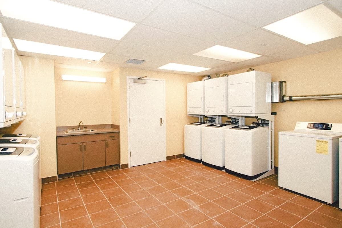 Resort in Honolulu · ★4.95 · Studio · 3 beds · 1 private bath - Photo 2