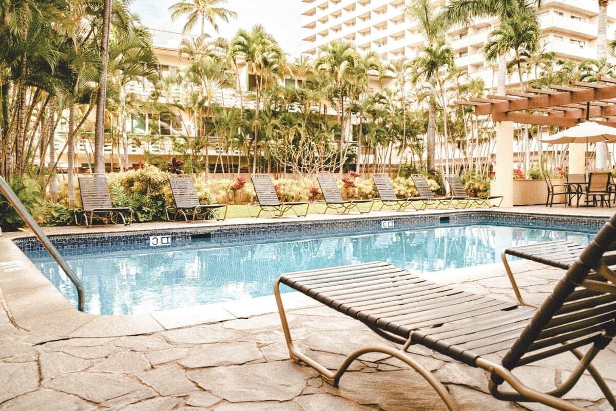 Resort in Honolulu · ★4.95 · Studio · 3 beds · 1 private bath - Photo 4