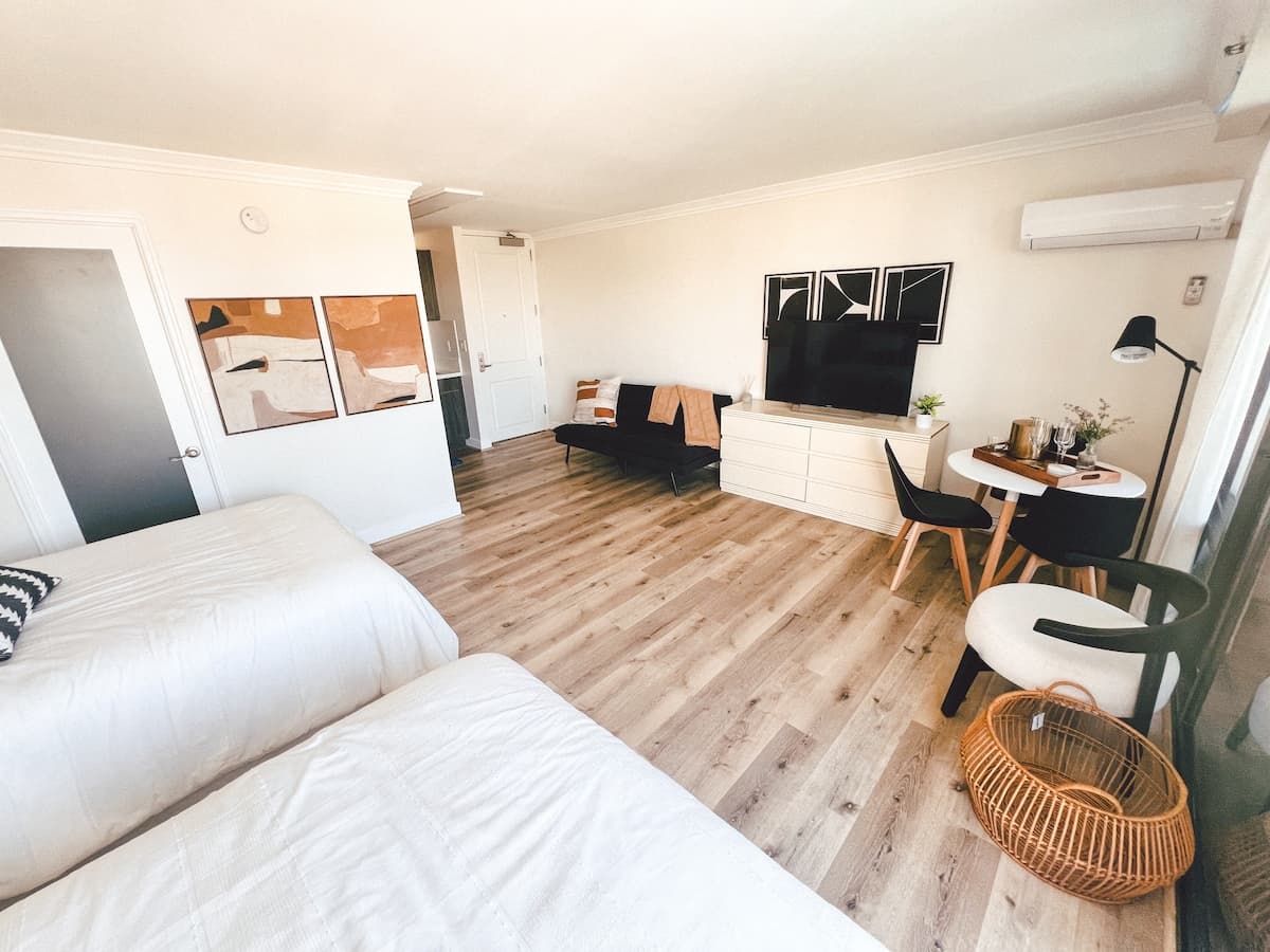 Resort in Honolulu · ★4.95 · Studio · 3 beds · 1 private bath - Photo 5
