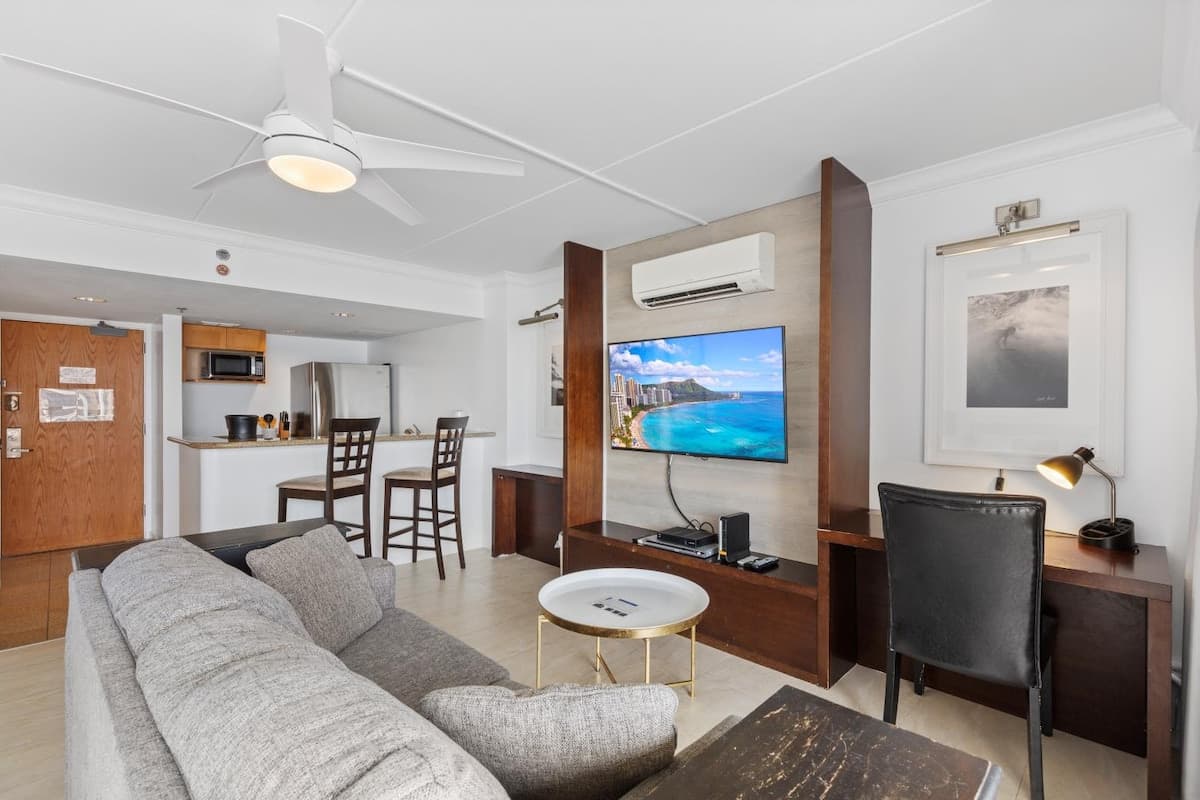 Waikiki Ilikai Resort OceanView Condo with Pools - Photo 4