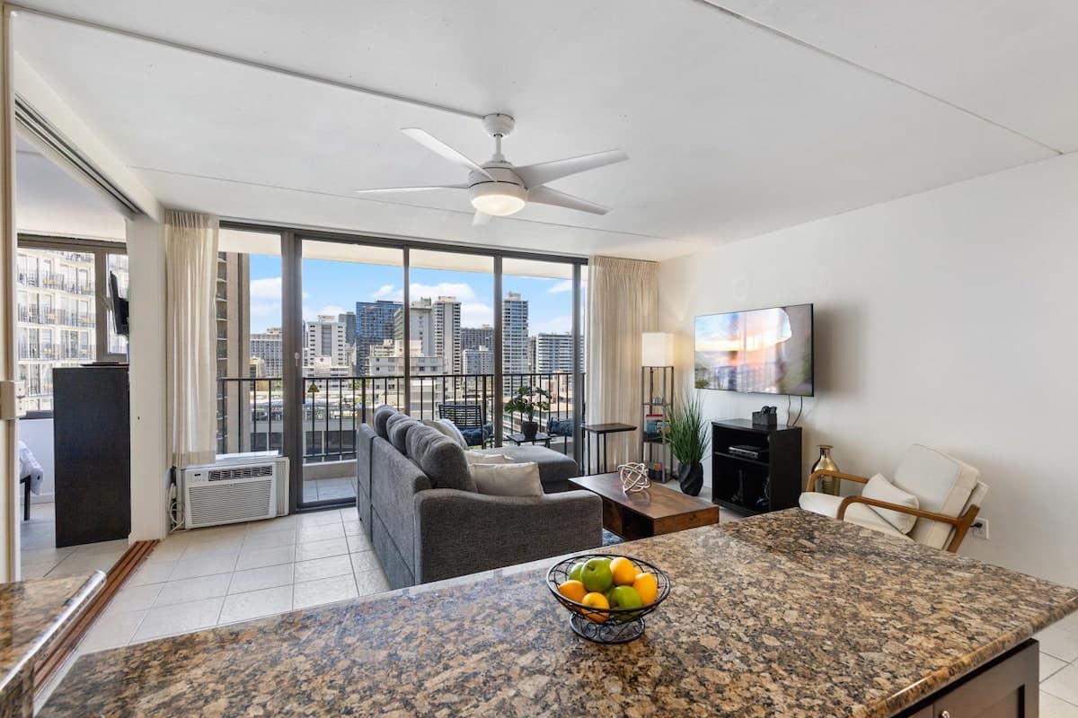 Condo in Honolulu · ★4.8 · 1 bedroom · 3 beds · 1 private bath - Photo 4