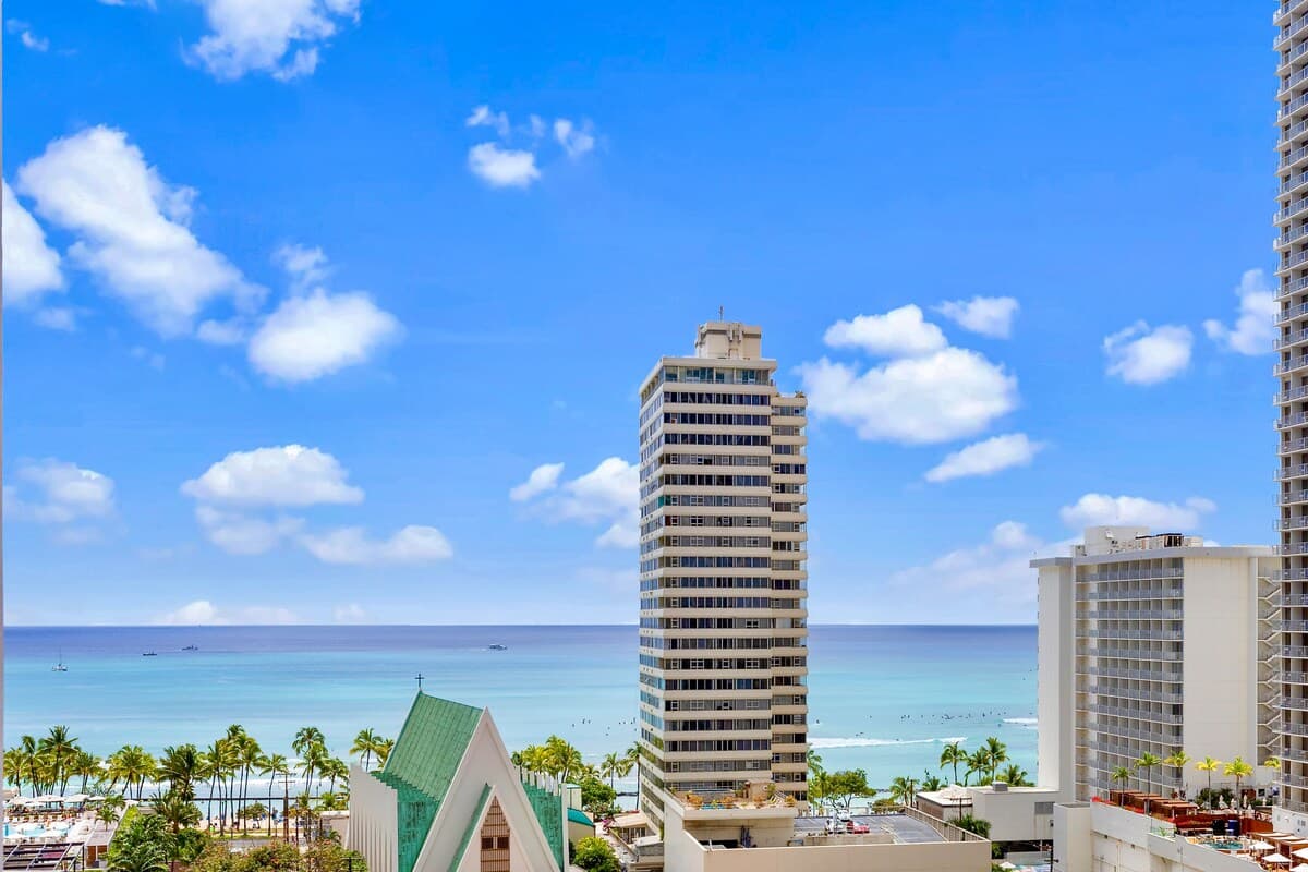 Condo in Honolulu · ★4.8 · 1 bedroom · 3 beds · 1 private bath - Photo 2