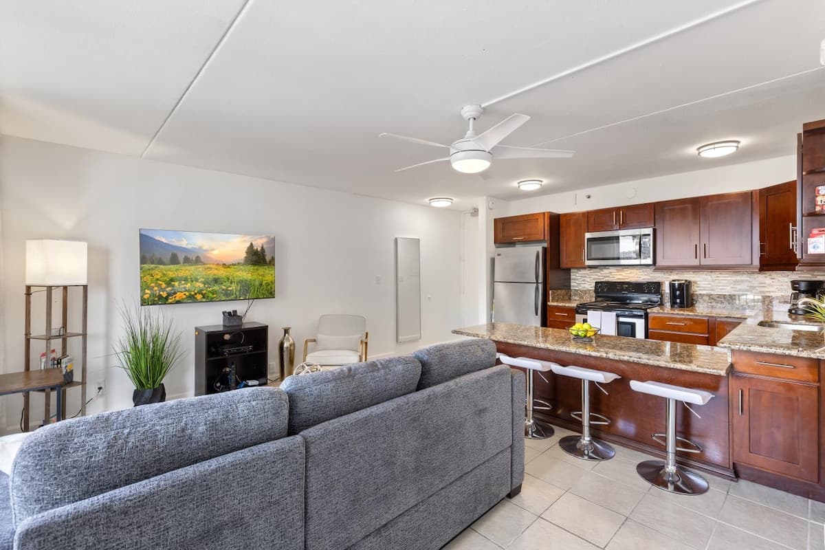 Condo in Honolulu · ★4.8 · 1 bedroom · 3 beds · 1 private bath - Photo 5
