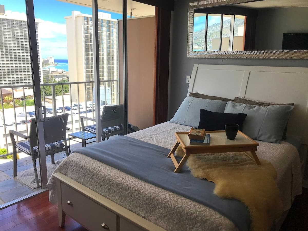 Stylish Waikiki Studio w/ Ocean View & Parking - Photo 1