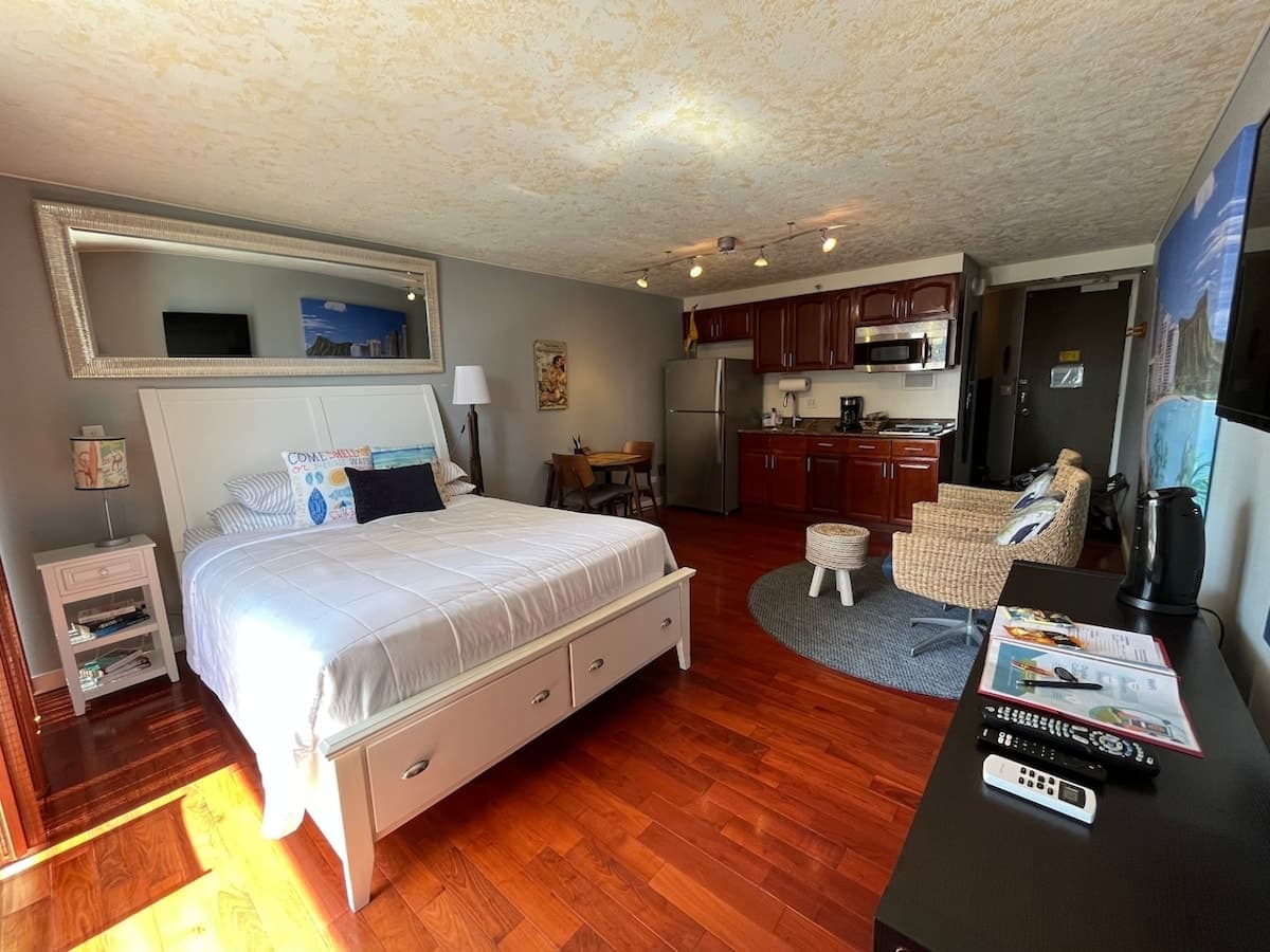 Stylish Waikiki Studio w/ Ocean View & Parking - Photo 2