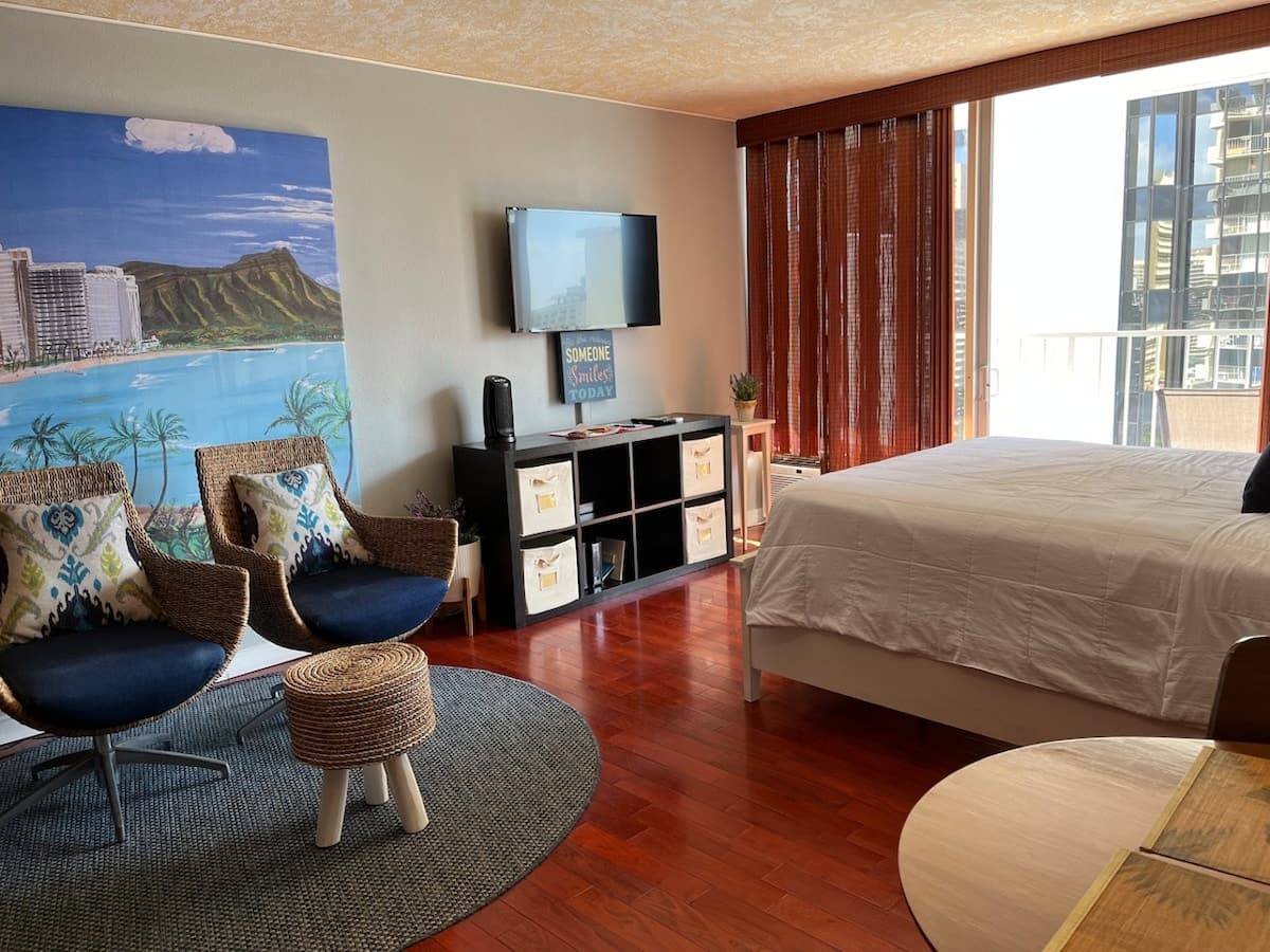 Stylish Waikiki Studio w/ Ocean View & Parking - Photo 3