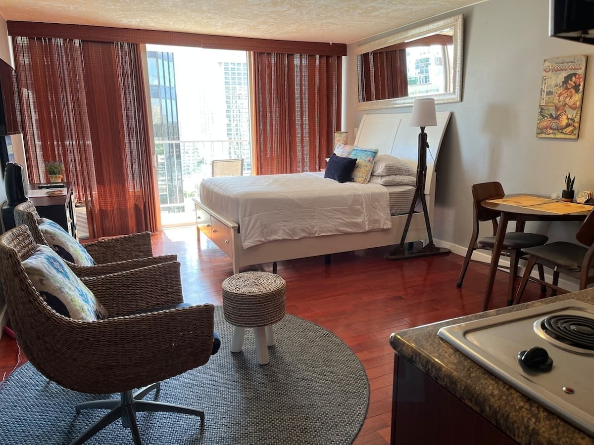 Stylish Waikiki Studio w/ Ocean View & Parking - Photo 4