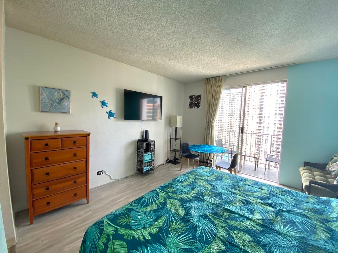 Condo in Honolulu · ★4.93 · Studio · 1 bed · 1 private bath - Photo 5
