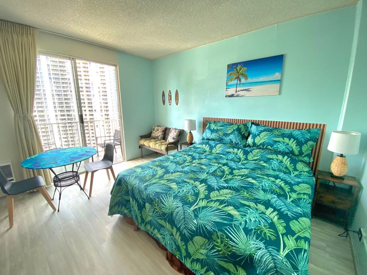 Condo in Honolulu · ★4.93 · Studio · 1 bed · 1 private bath - Photo 1
