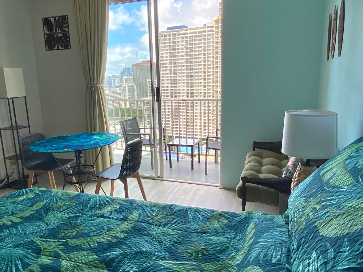 Condo in Honolulu · ★4.93 · Studio · 1 bed · 1 private bath - Photo 2