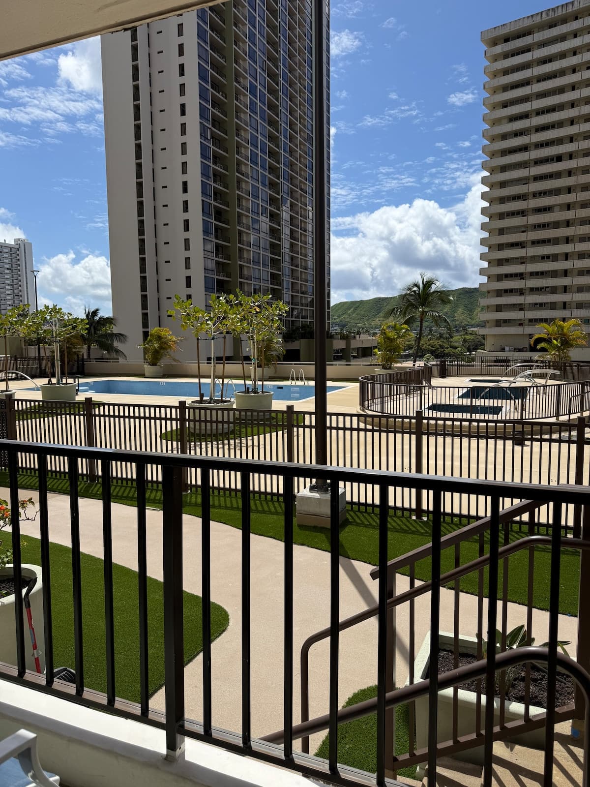Waikiki Banyan: Poolside, Steps to Pool & Beach - Photo 1