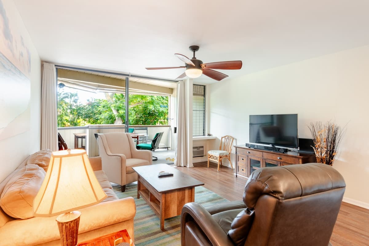 Great Location, In Town, Modern and Clean - Photo 2