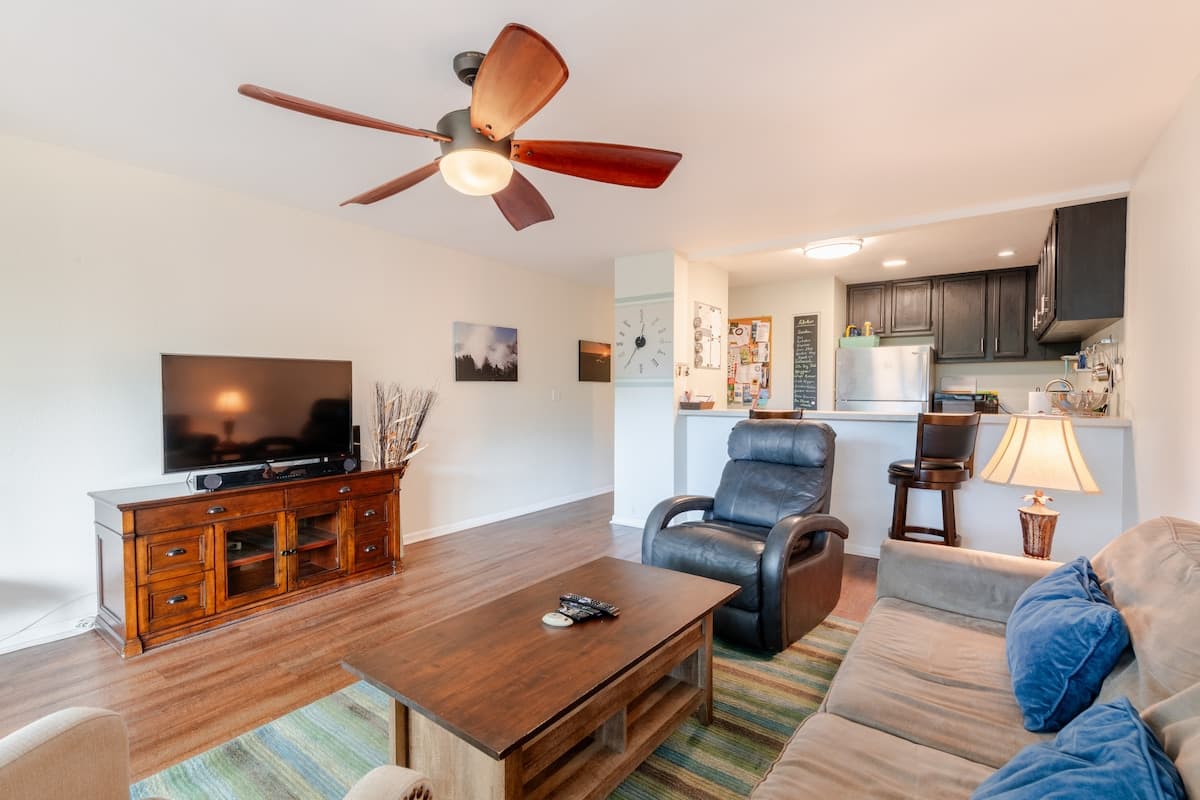 Great Location, In Town, Modern and Clean - Photo 3