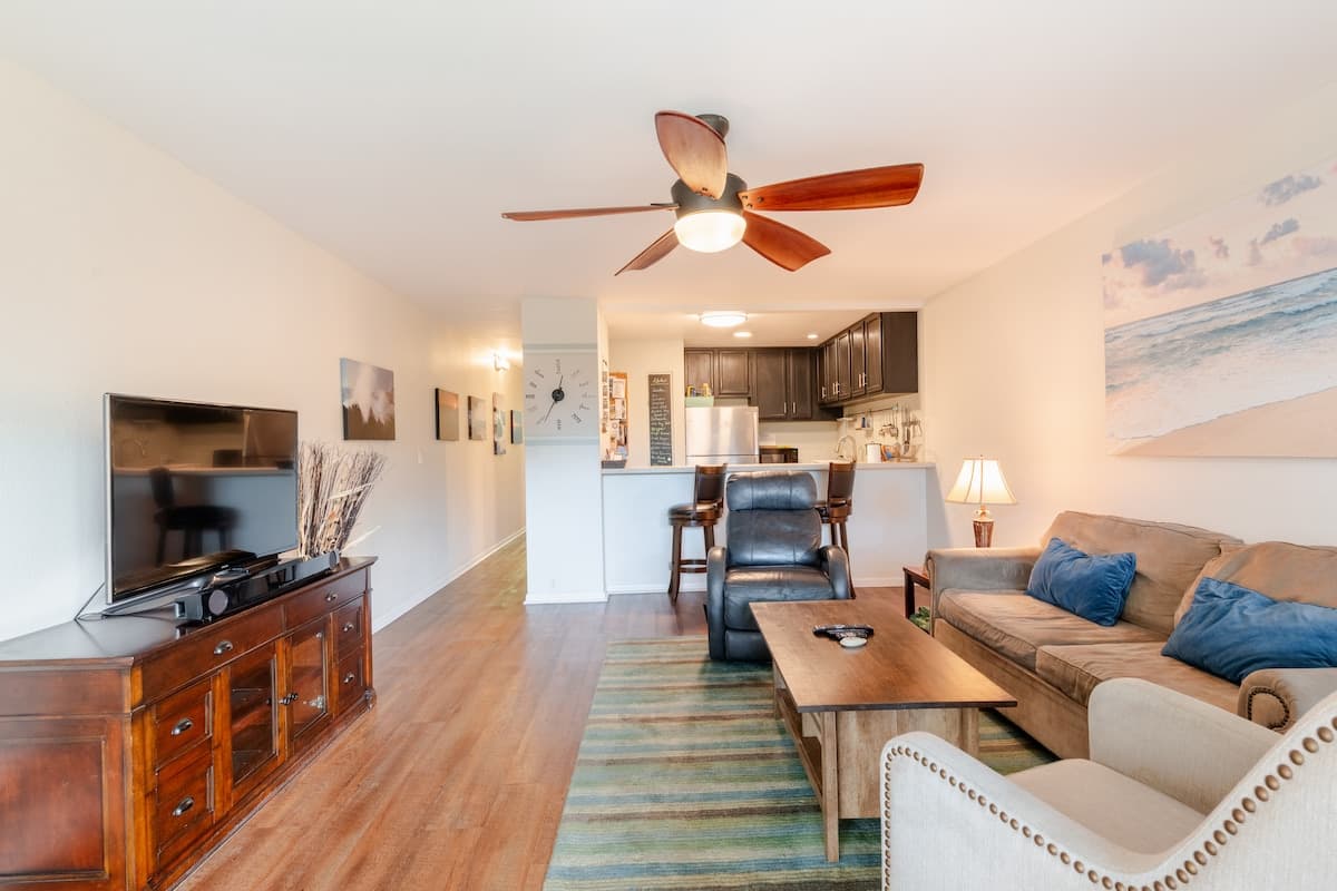 Great Location, In Town, Modern and Clean - Photo 4