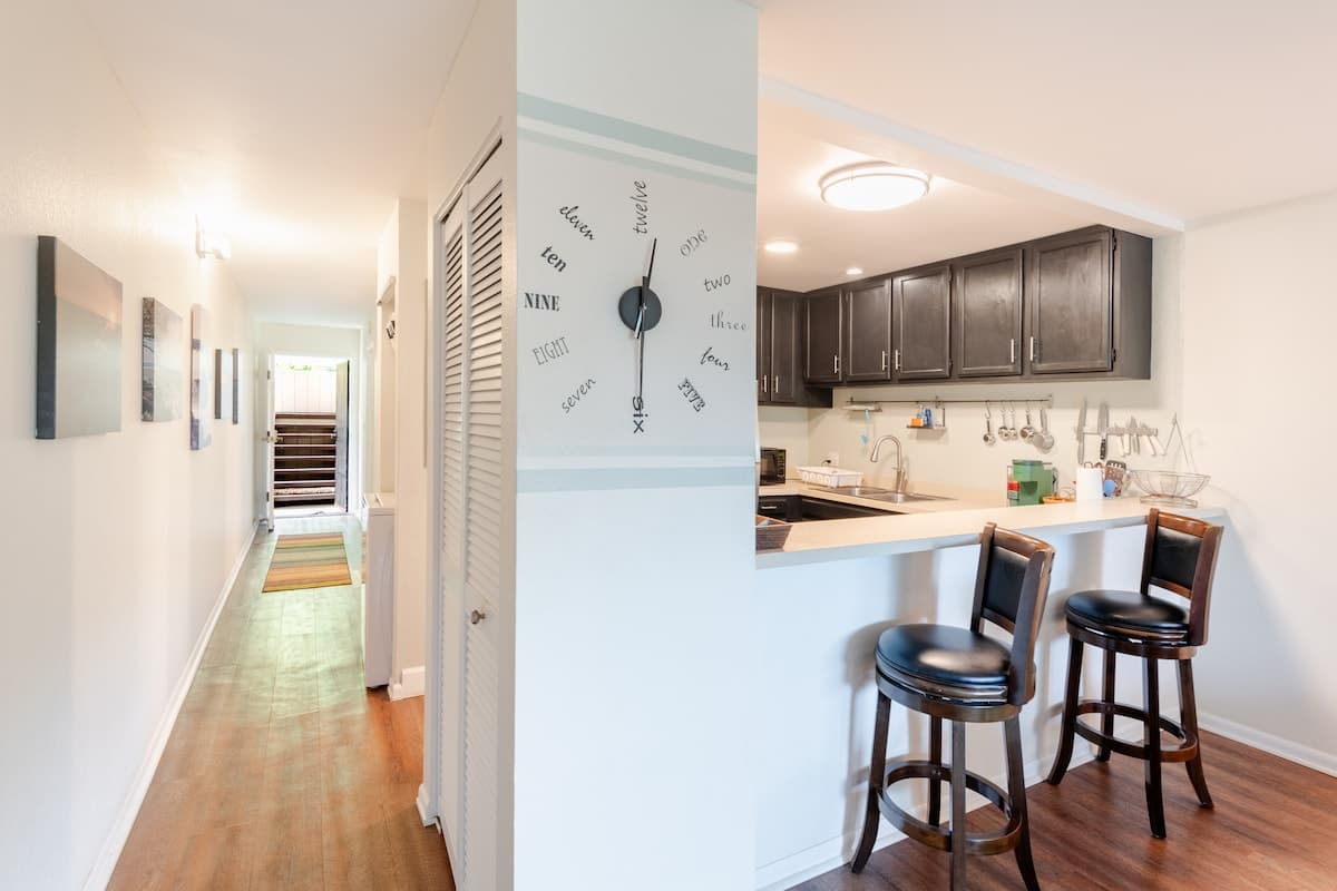 Great Location, In Town, Modern and Clean - Photo 5