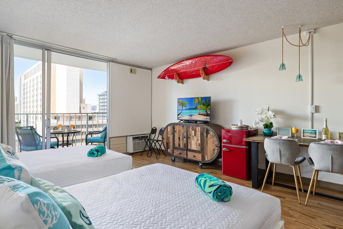 Central Waikiki FREE Assigned Parking 2 beds Pool - Photo 4