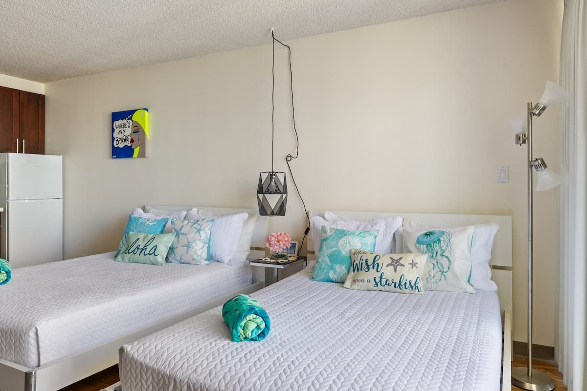 Central Waikiki FREE Assigned Parking 2 beds Pool - Photo 5