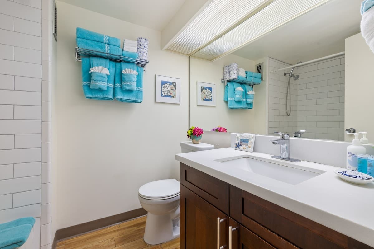 Central Waikiki FREE Assigned Parking 2 beds Pool - Photo 3