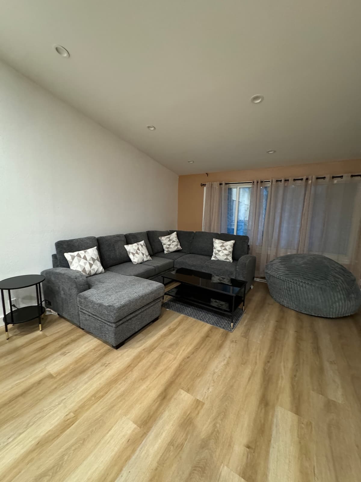 Stylish 4BR with Hot Tub Near Serramonte Mall - Photo 3