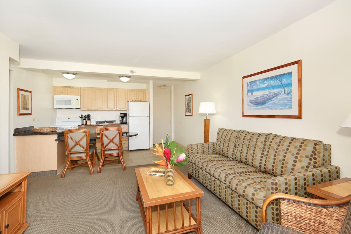 Condo in Honolulu · ★5.0 · 2 bedrooms · 4 beds · 1 shared bath - Photo 4