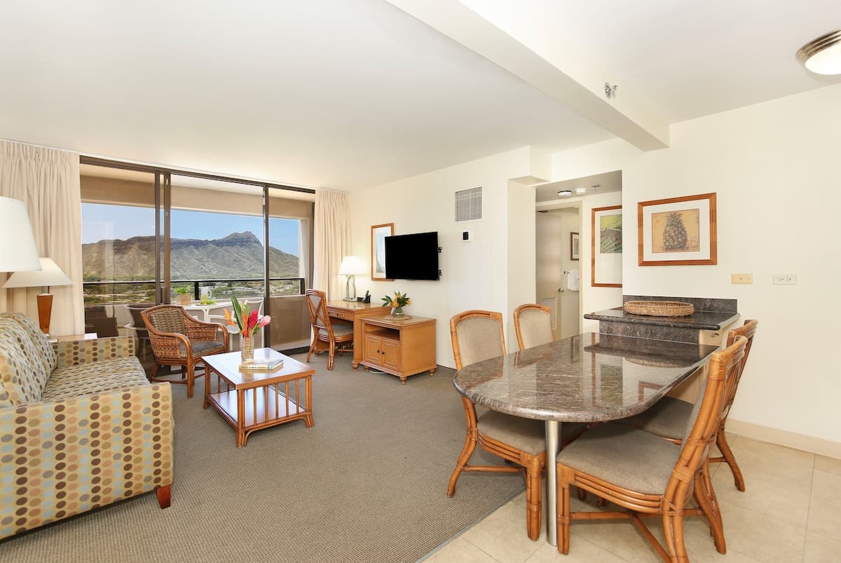 Condo in Honolulu · ★5.0 · 2 bedrooms · 4 beds · 1 shared bath - Photo 5