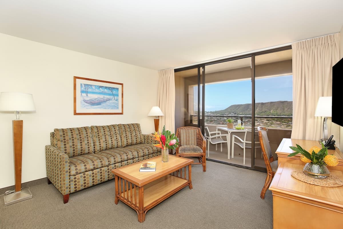 Condo in Honolulu · ★5.0 · 2 bedrooms · 4 beds · 1 shared bath - Photo 2