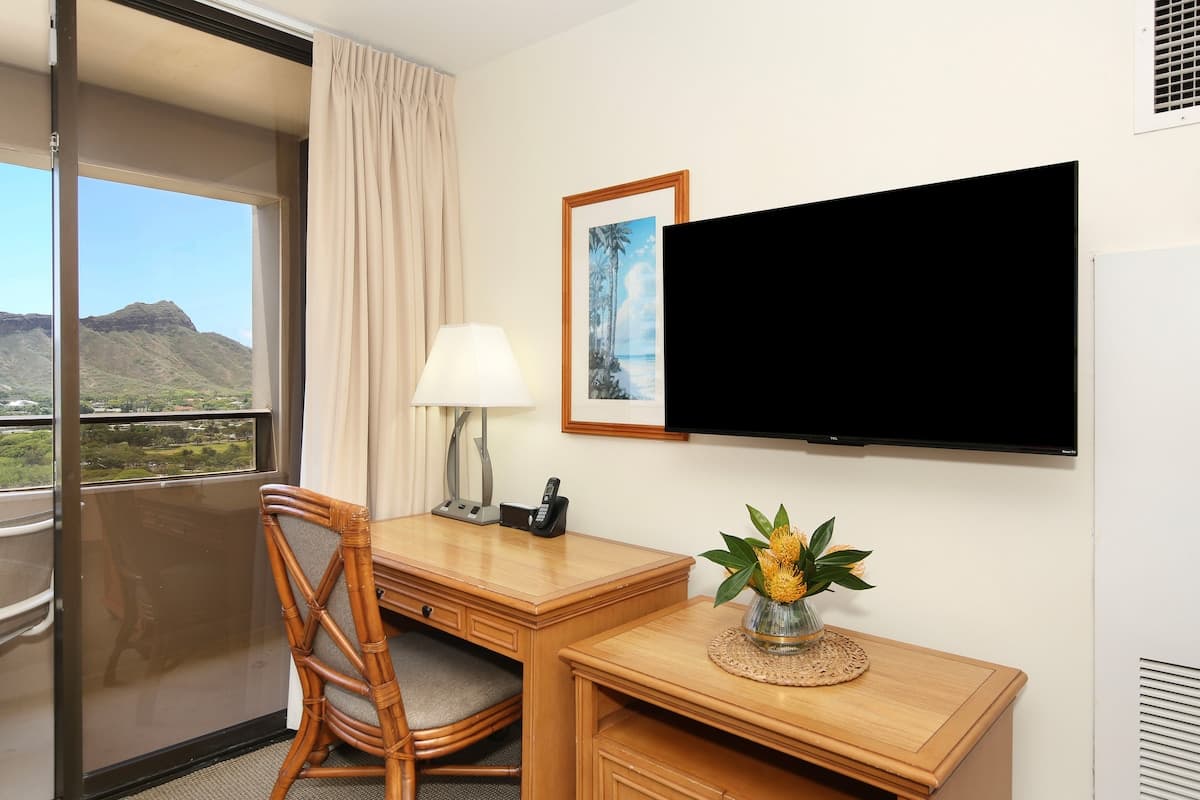 Condo in Honolulu · ★5.0 · 2 bedrooms · 4 beds · 1 shared bath - Photo 3
