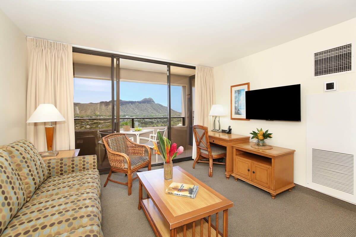 Condo in Honolulu · ★5.0 · 2 bedrooms · 4 beds · 1 shared bath - Photo 1