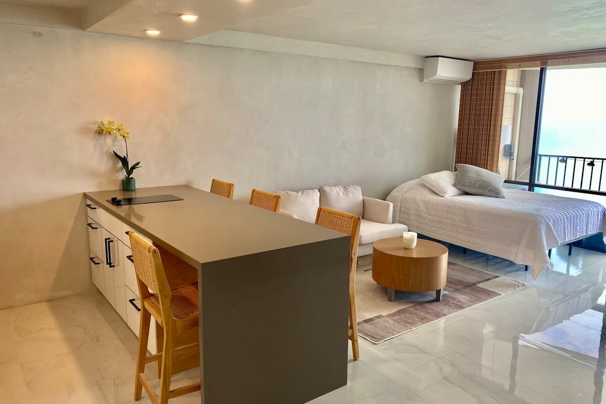 Condo in Lahaina · ★4.94 · Studio · 1 bath - Photo 2