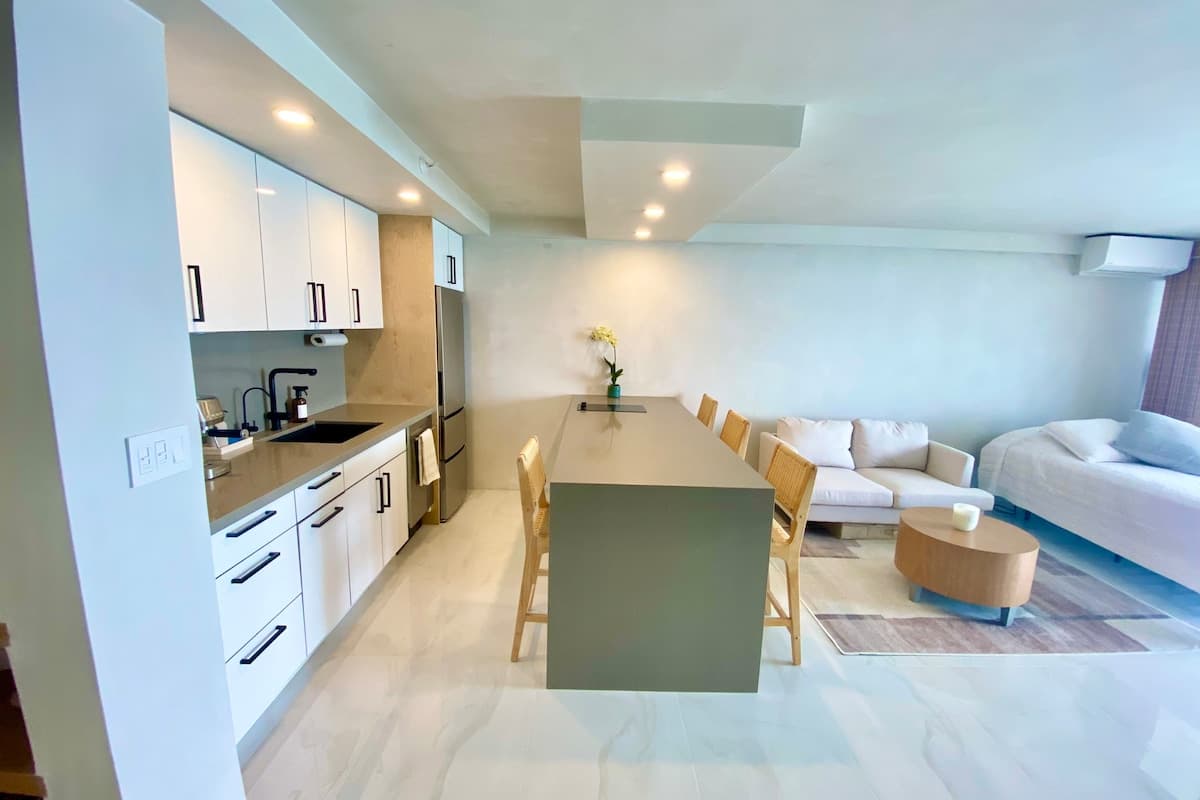 Condo in Lahaina · ★4.94 · Studio · 1 bath - Photo 5