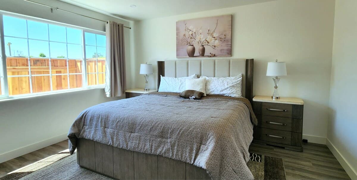 Newly Renovated Home with Chef's Kitchen & 4K TVs - Photo 4