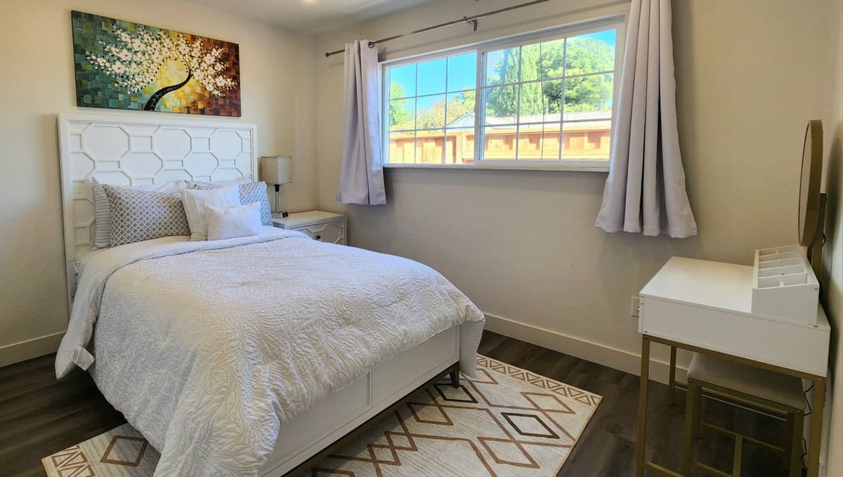 Newly Renovated Home with Chef's Kitchen & 4K TVs - Photo 3