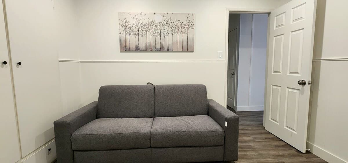 Newly Renovated Home with Chef's Kitchen & 4K TVs - Photo 2