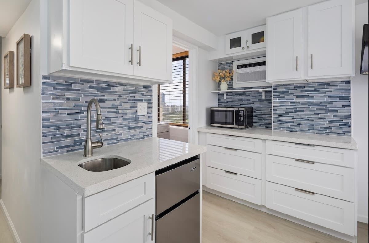 Exquisite Ocean View Renovated Studio w/King Bed - Photo 5