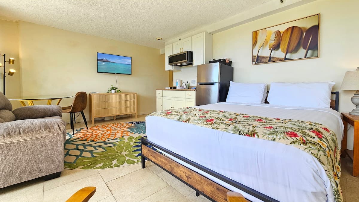Condo in Honolulu · ★4.4 · Studio · 1 bed · 1 private bath - Photo 1