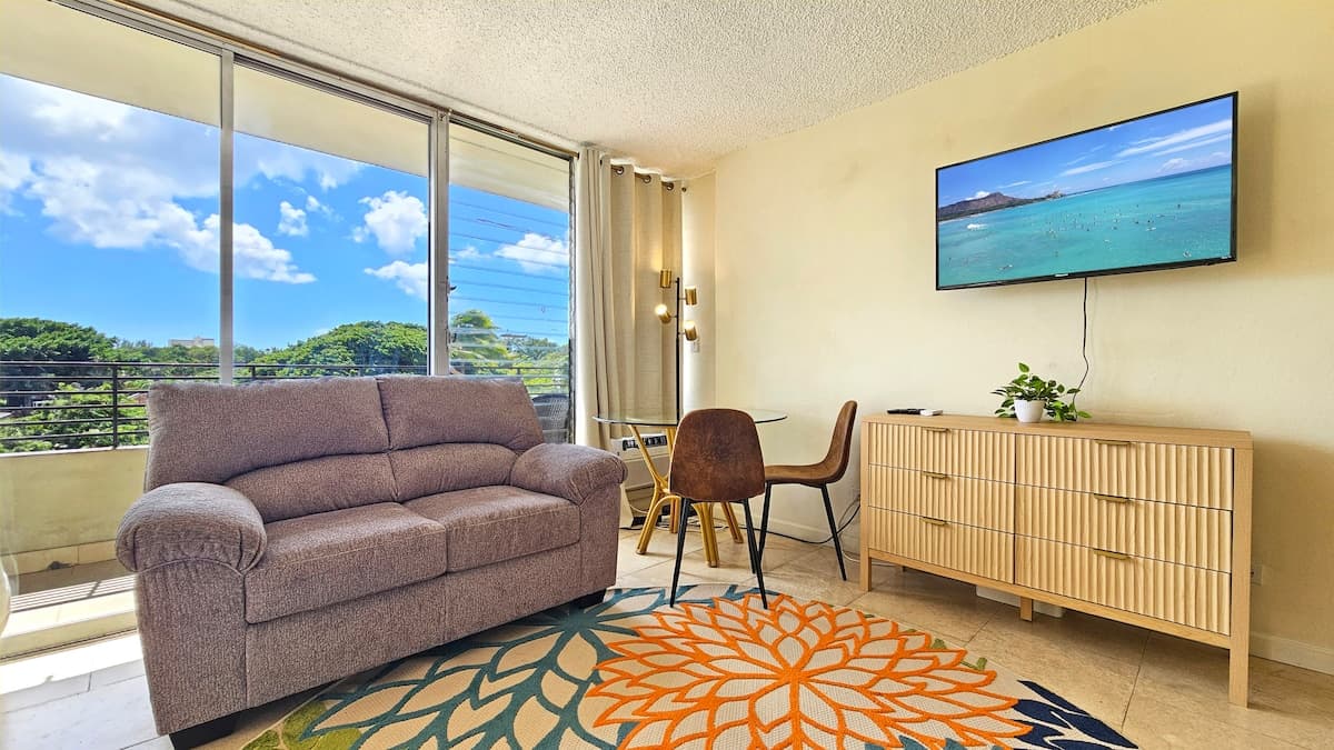Condo in Honolulu · ★4.4 · Studio · 1 bed · 1 private bath - Photo 3