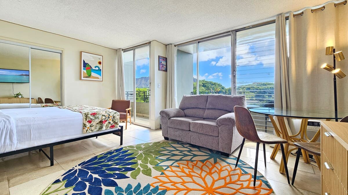 Condo in Honolulu · ★4.4 · Studio · 1 bed · 1 private bath - Photo 2