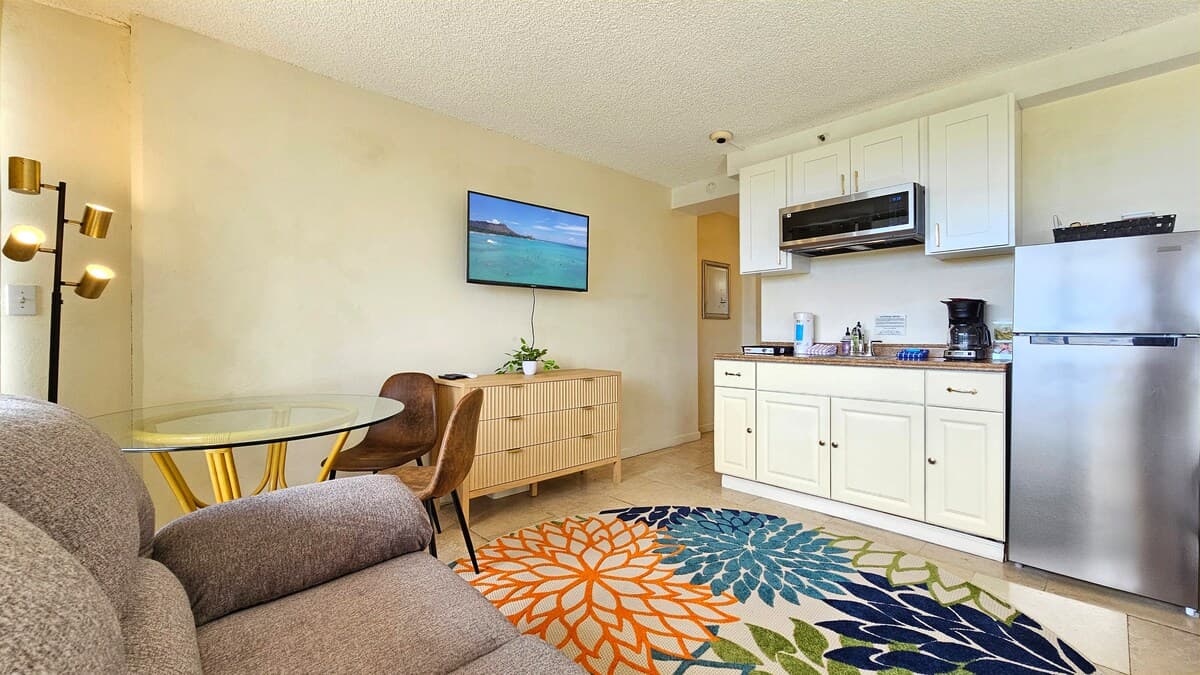 Condo in Honolulu · ★4.4 · Studio · 1 bed · 1 private bath - Photo 4