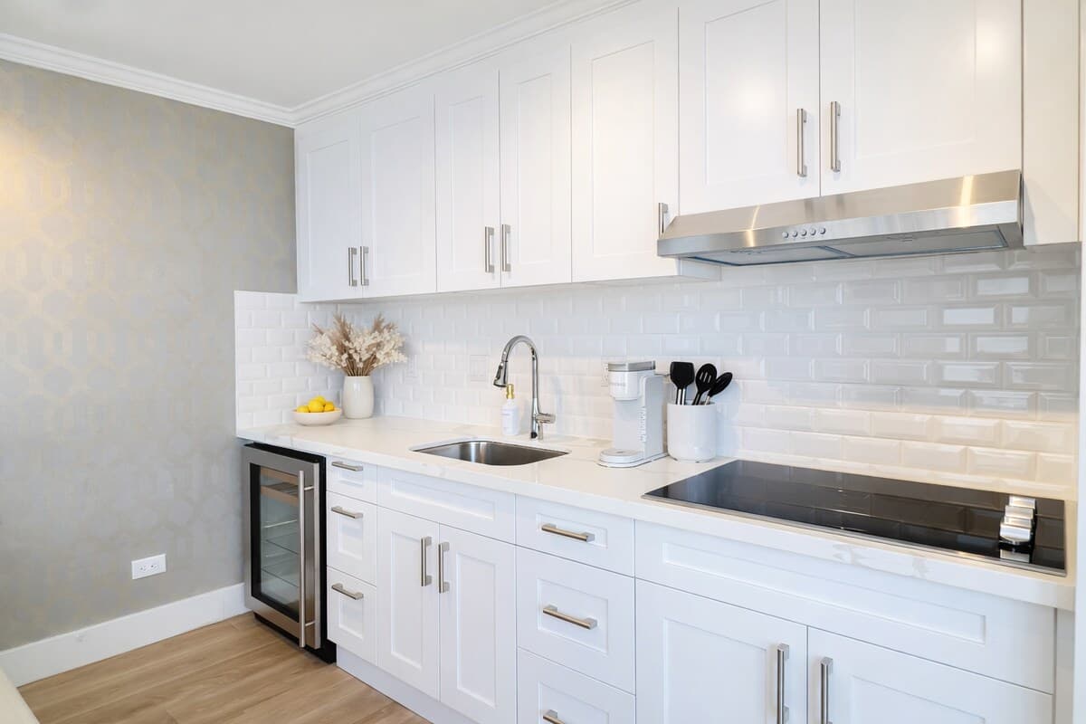 Waikiki Gem: Corner Unit with Ocean View 1 Parking - Photo 2