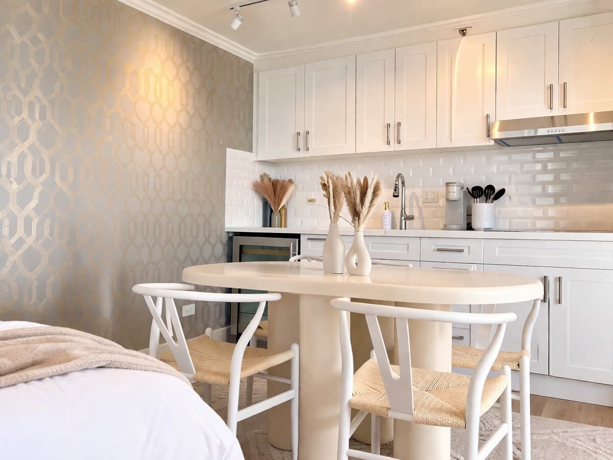 Waikiki Gem: Corner Unit with Ocean View 1 Parking - Photo 3