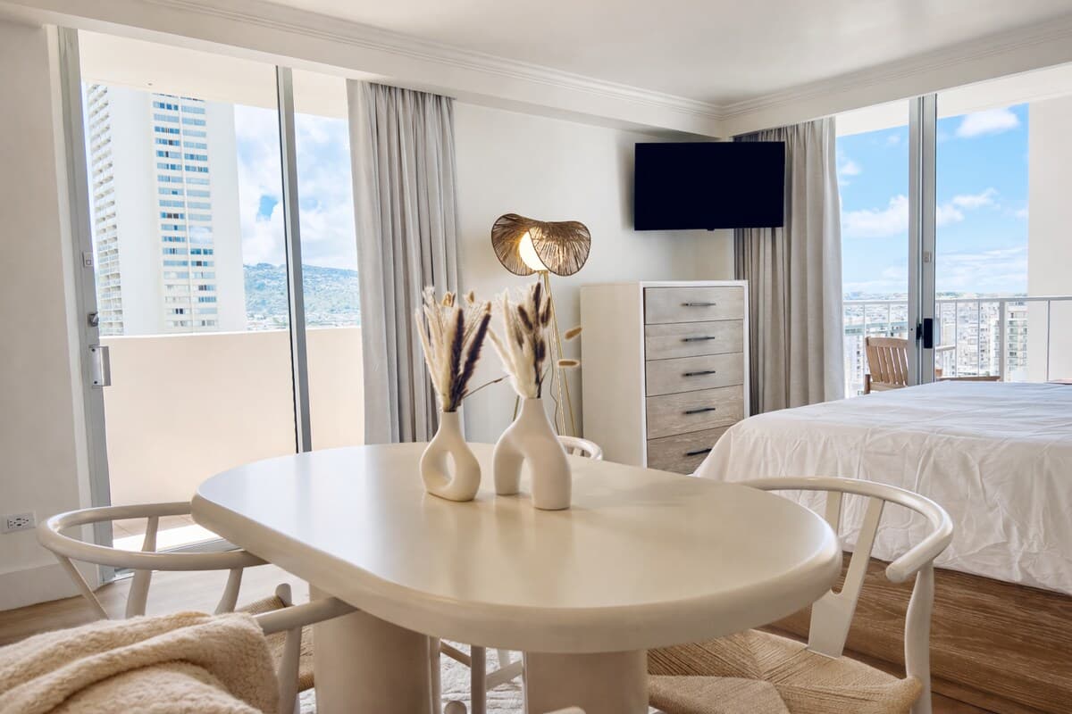 Waikiki Gem: Corner Unit with Ocean View 1 Parking - Photo 4