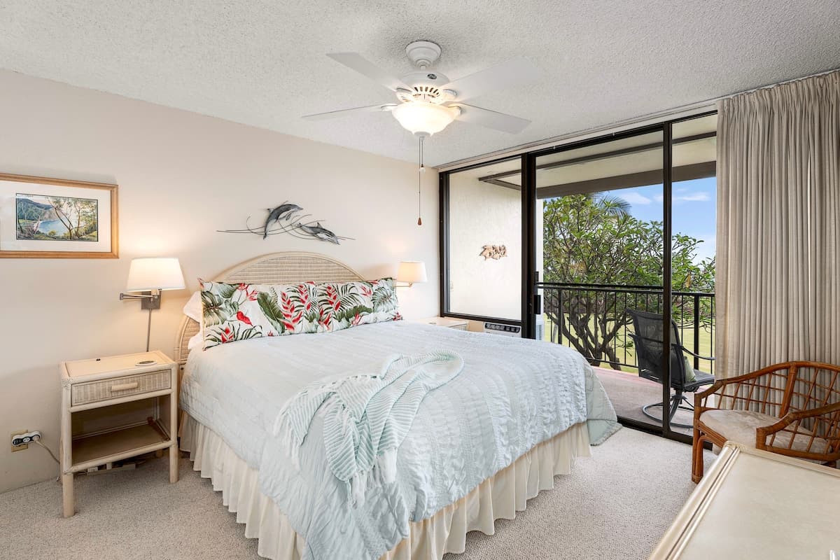 Condo in Kailua-Kona · ★4.92 · 2 bedrooms · 2 shared baths - Photo 3