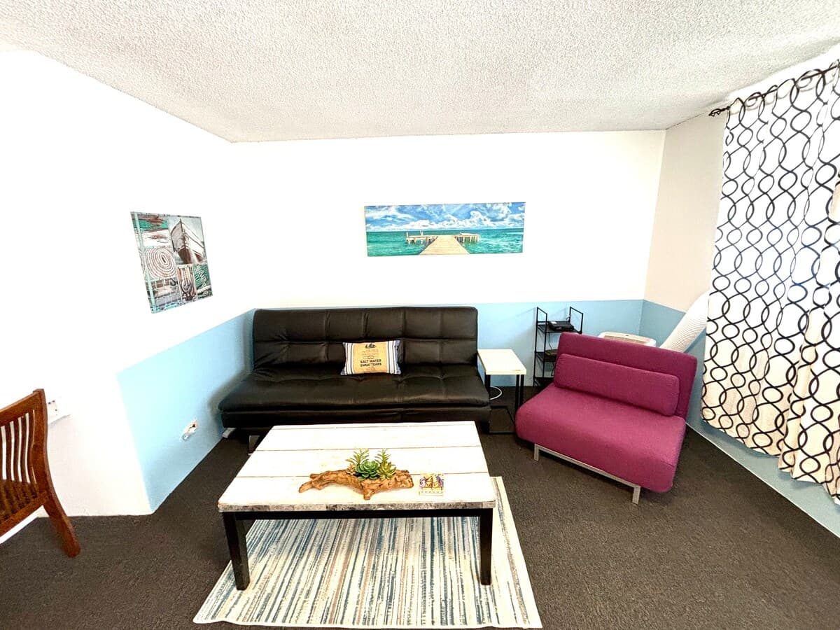 Condo in Honolulu · ★4.52 · 1 bedroom · 1 shared bath - Photo 1
