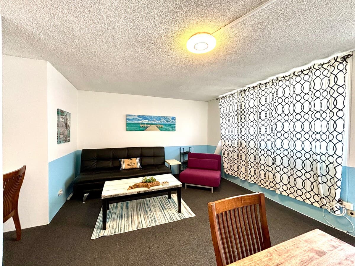 Condo in Honolulu · ★4.52 · 1 bedroom · 1 shared bath - Photo 2