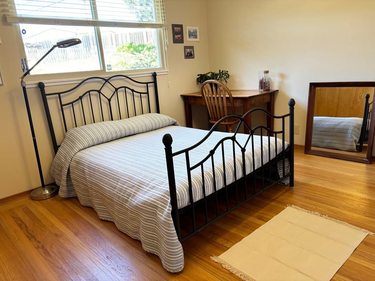 Midcentury modern home, parklike setting - Photo 1