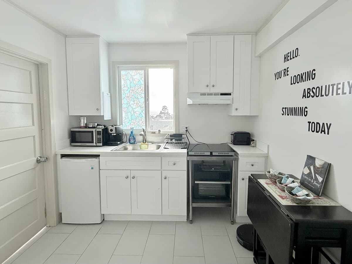 Cozy SF Escape with Ocean Views - Photo 3