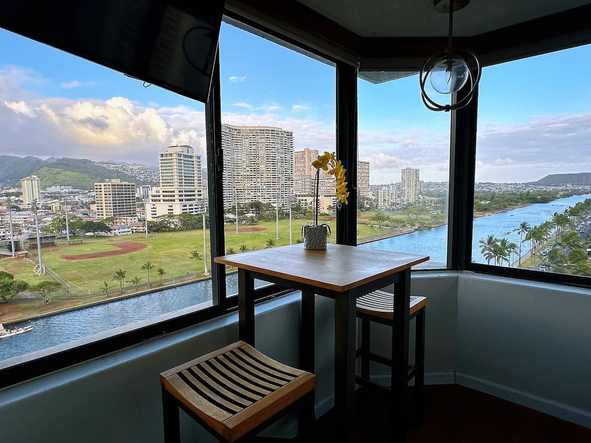 Breathtaking Waikiki Canal View & Walk to Beach - Photo 2