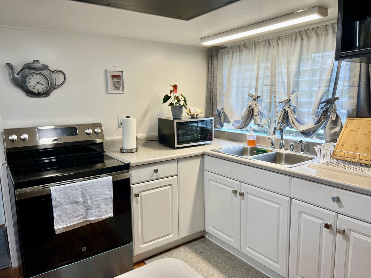 Home in Hilo · ★4.92 · 2 bedrooms · 2 beds · 1 private bath - Photo 4