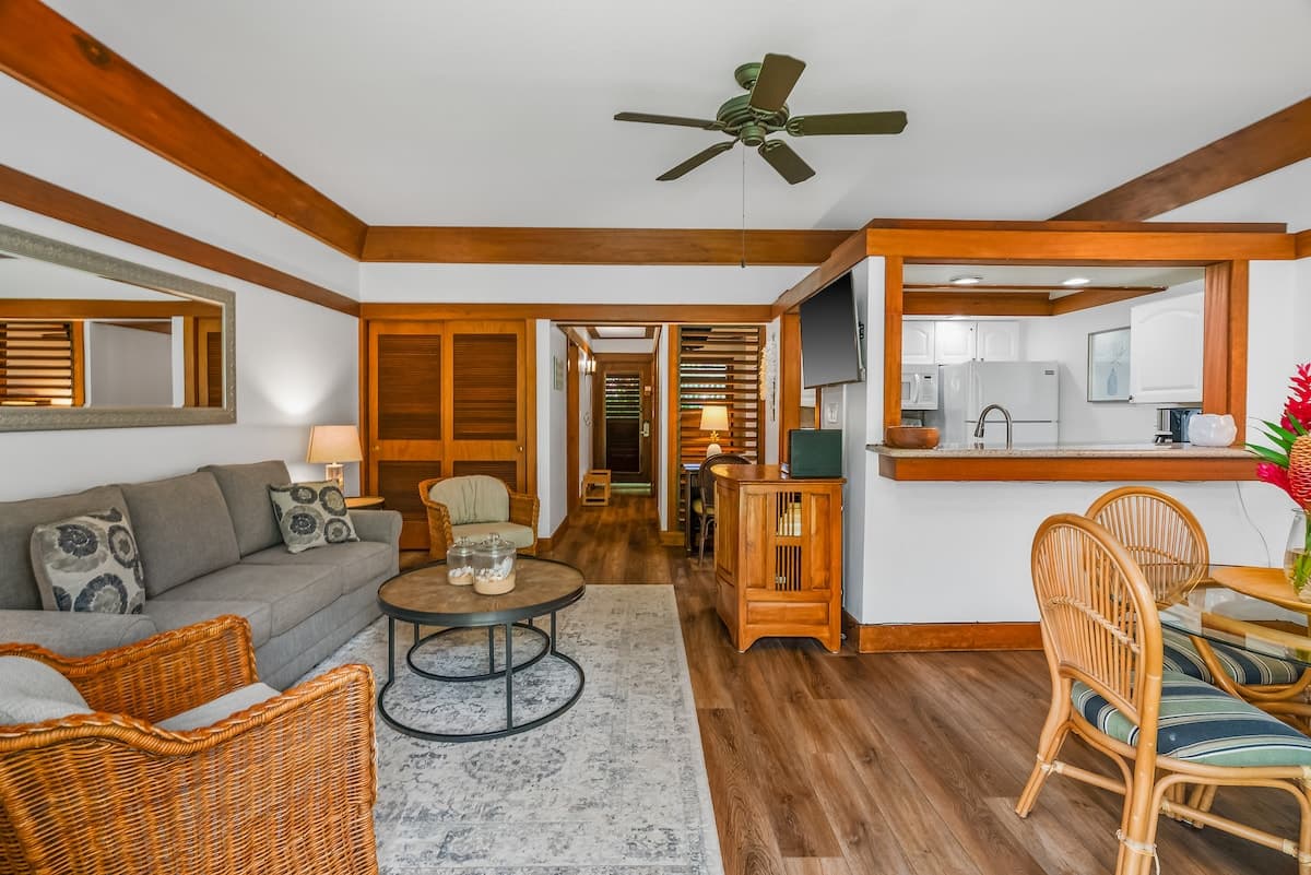 Ground Floor with A/C, short walk to beach & pool - Photo 4