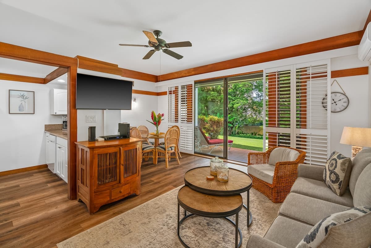 Ground Floor with A/C, short walk to beach & pool - Photo 2